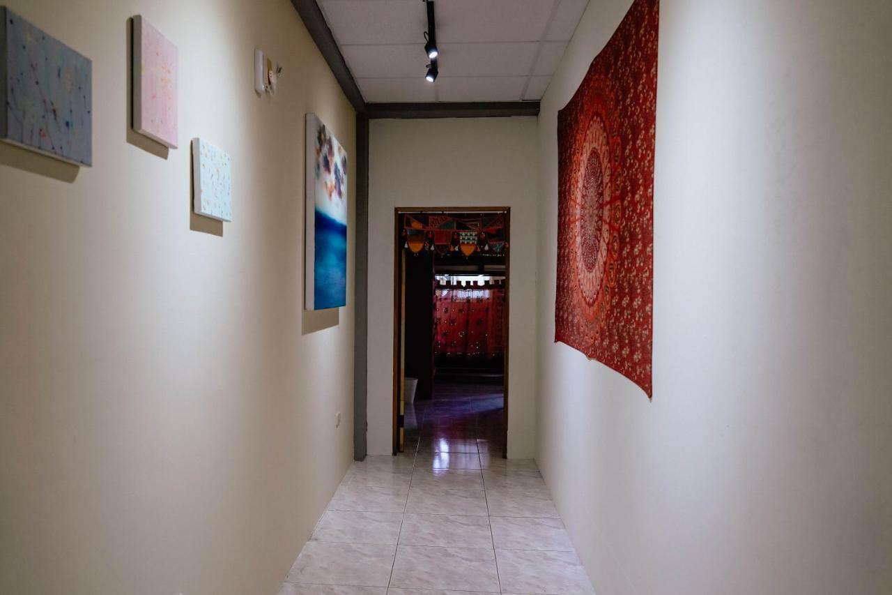 Dulan The Travel Bug Bistro Inn Donghe Exterior foto